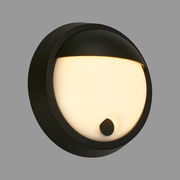 Runde Akku-Außenwandleuchte mit schwarzem Gehäuse und leuchtendem, halbkreisförmigem Diffusor, seitliche Perspektive