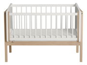 Anstellbett aus Holz mit weißen Gitterstäben, Vorderansicht