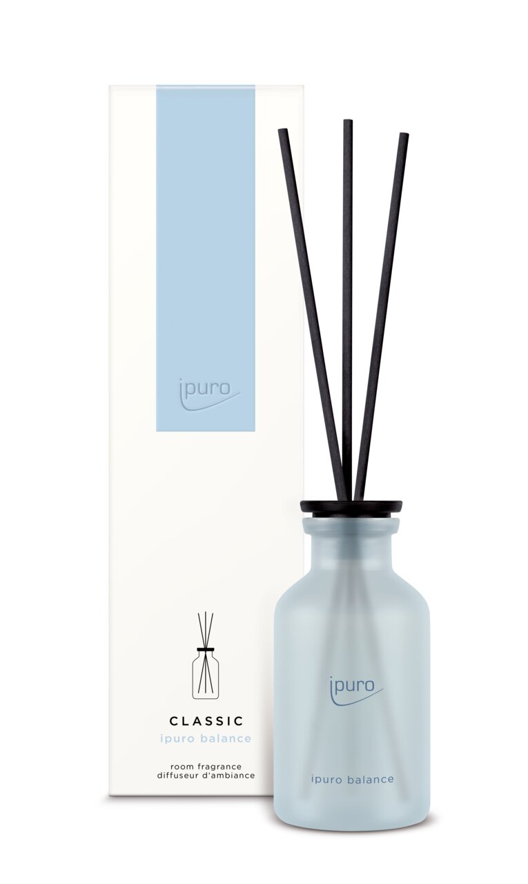 De kamergeur Classic Balance van ipuro, afgebeeld in een elegante glazen fles met zwarte geurstokjes, gezien vanaf de voorkant.