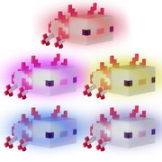 Fünf würfelförmige, pixelartige Axolotl-Figuren in verschiedenen Pastellfarben mit rosa Kiemen und kleinen Beinen, gezeigt in schräger Vorderansicht (3/4-Perspektive) vor farbigem Verlaufshintergrund.