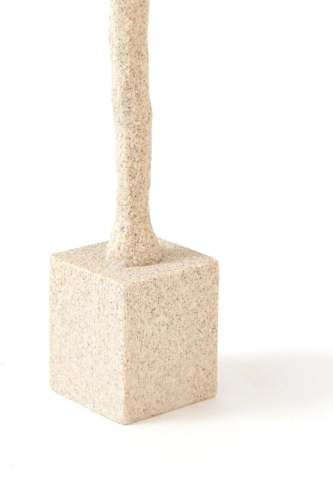 Beige gespikkelde toiletborstel met lange steel in een vierkante houder, schuin van voren afgebeeld op een witte achtergrond