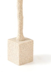Beige gespikkelde toiletborstel met lange steel in een vierkante houder, schuin van voren afgebeeld op een witte achtergrond