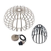 Zwei moderne Lampenschirme aus Metall in Drahtkäfig-Design, einer in Beige und einer in Schwarz, mit passendem Kabel und Fassung, aus der Vogelperspektive.