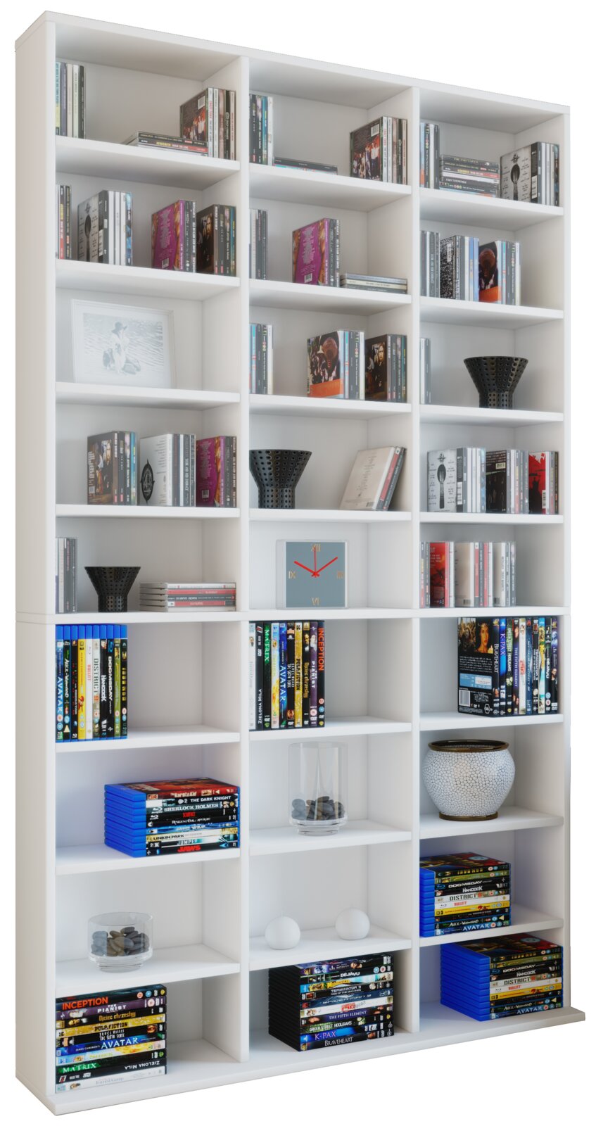 Weißes, hohes Bücherregal mit vielen Fächern, gefüllt mit Büchern und DVDs sowie Dekoration, gezeigt in leicht schräger Frontansicht von links.