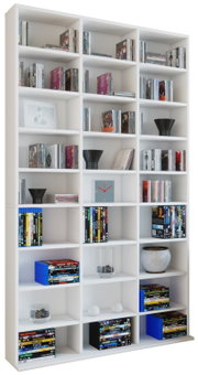 Weißes, hohes Bücherregal mit vielen Fächern, gefüllt mit Büchern und DVDs sowie Dekoration, gezeigt in leicht schräger Frontansicht von links.