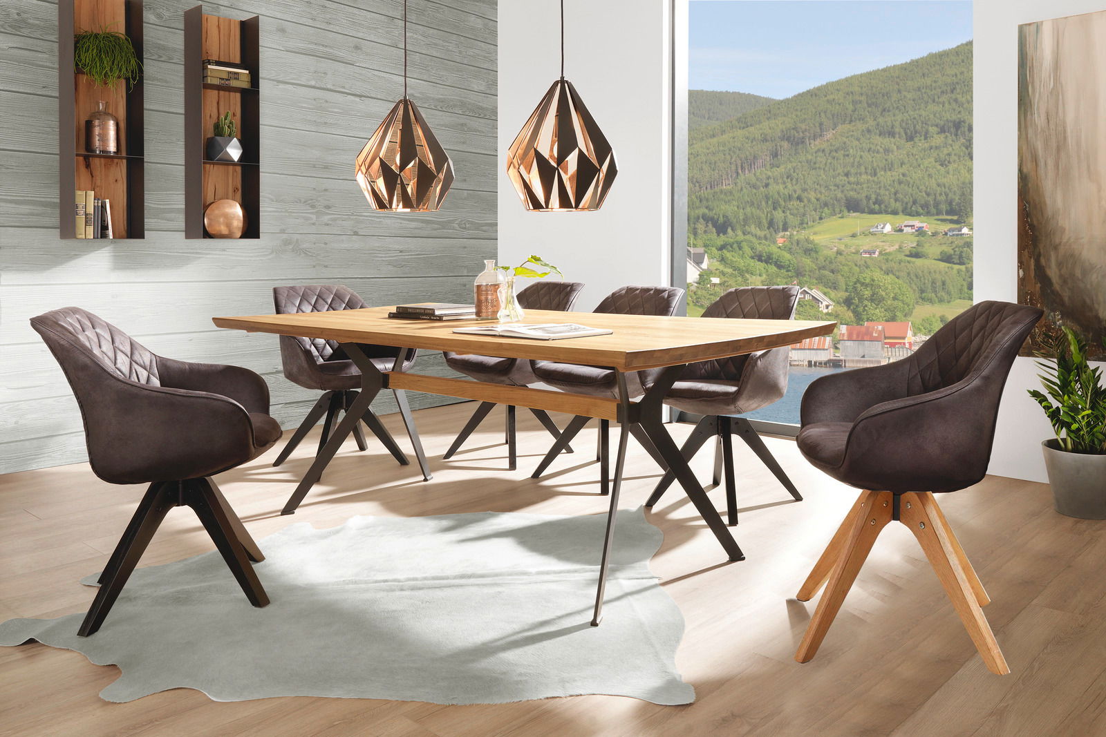 Esszimmer mit modernem Esstisch aus Holz und sechs gepolsterten Stühlen in dunklem Stoff, seitliche Perspektive