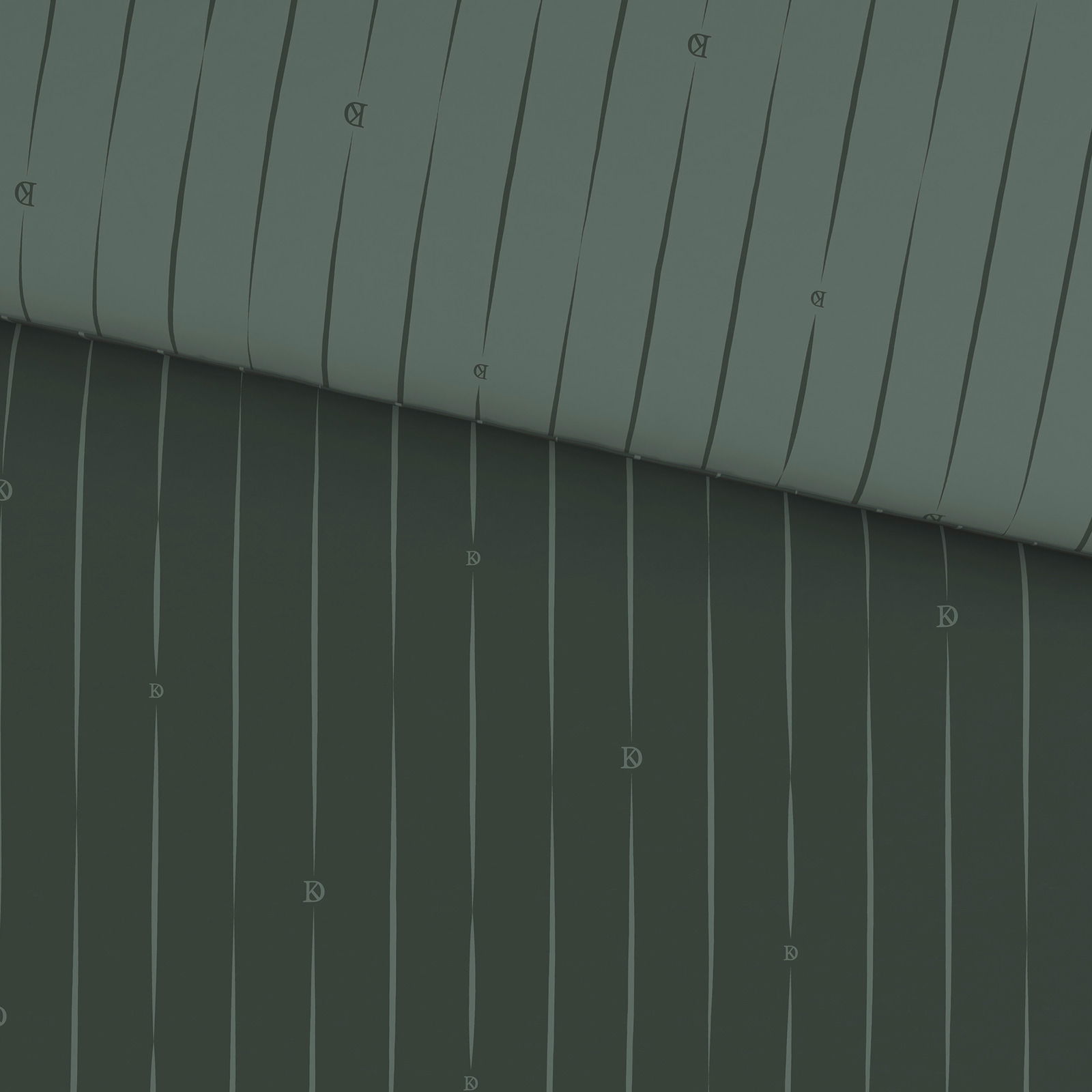 Nahaufnahme einer Wendebettwäsche mit dunkelgrünem Streifenmuster und dezentem Logo-Design.