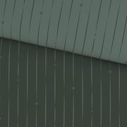 Nahaufnahme einer Wendebettwäsche mit dunkelgrünem Streifenmuster und dezentem Logo-Design.