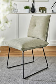 Moderner Stuhl mit grünem Stoffbezug und schwarzem Metallgestell, seitliche Perspektive