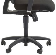 Seitenansicht eines schwarzen Drehstuhls mit verstellbarer Sitzhöhe und Rollen.