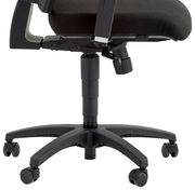 Seitenansicht eines schwarzen Drehstuhls mit verstellbarer Sitzhöhe und Rollen.