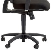 Seitenansicht eines schwarzen Drehstuhls mit verstellbarer Sitzhöhe und Rollen.