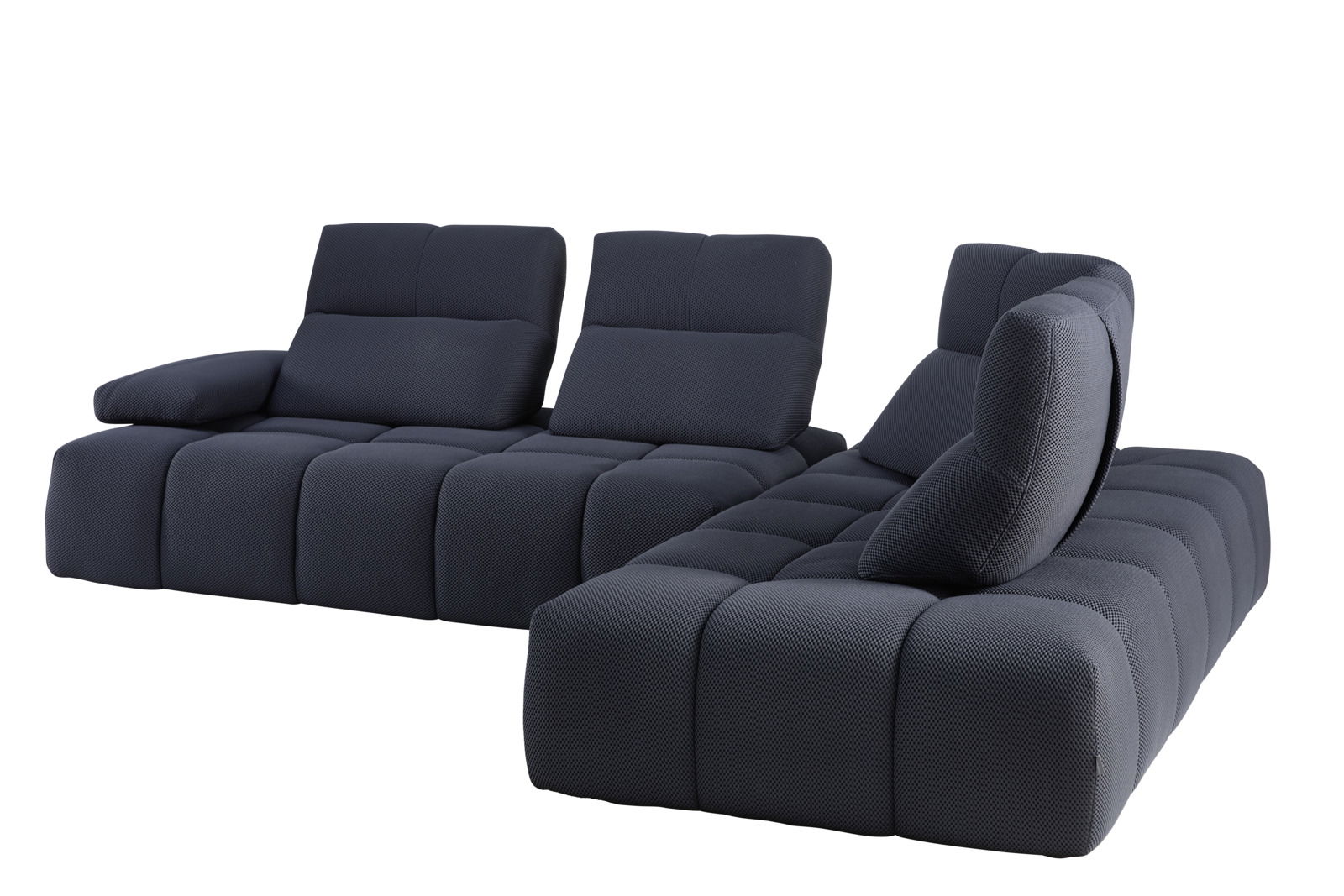 Moderne Eckgarnitur in dunklem Stoff, perspektivisch von vorne links fotografiert.