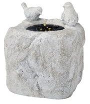 Steinbrunnen mit zwei Vogelstatuen und fließendem Wasser, Frontalansicht