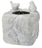 Steinbrunnen mit zwei Vogelstatuen und fließendem Wasser, Frontalansicht