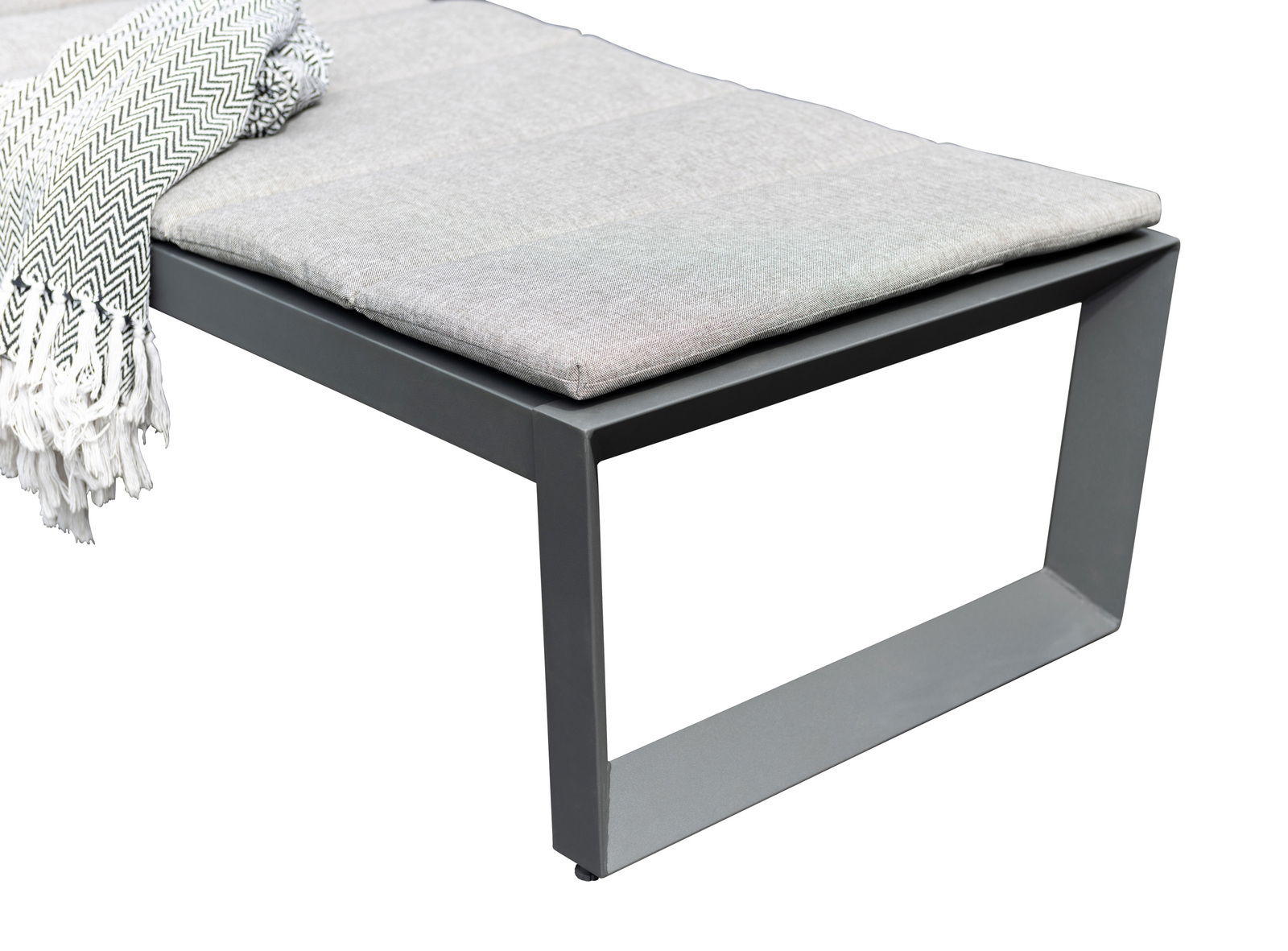 Detailansicht einer modernen Liege mit grauem Metallrahmen und gepolsterter Auflage, seitliche Perspektive.