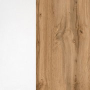 Nahaufnahme einer Holzoberfläche mit natürlicher Maserung und einer angrenzenden weißen Fläche, perspektivisch von oben betrachtet.