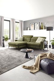 Grüne Longchairkombination in modernem Wohnzimmer, seitliche Perspektive