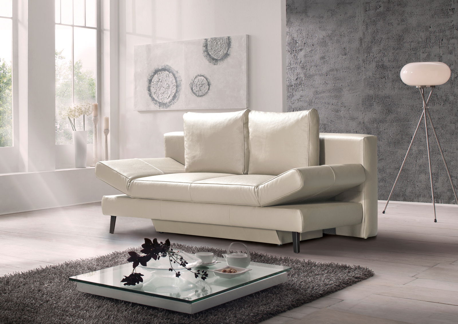 Elegantes cremefarbenes Querschläfer-Sofa in modernem Wohnzimmer, seitliche Perspektive
