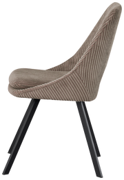 Seitenansicht eines modernen Stuhls mit gepolstertem, geripptem Stoffbezug und schwarzen Metallbeinen.