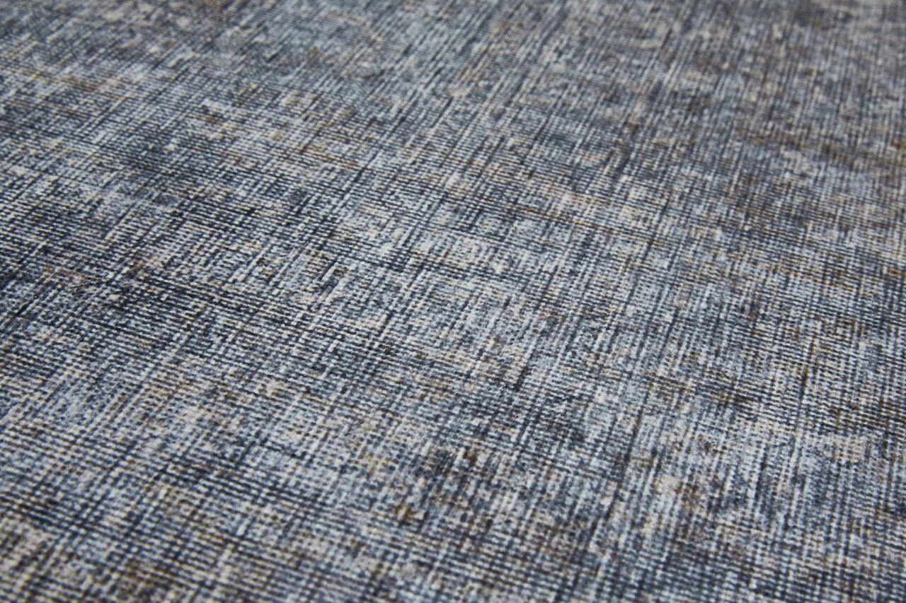 Luxor living Teppich PRIMA Nahaufnahme eines Teppichs mit einem modernen, abstrakten Muster in Grautönen, perspektivisch von der Seite aufgenommen.