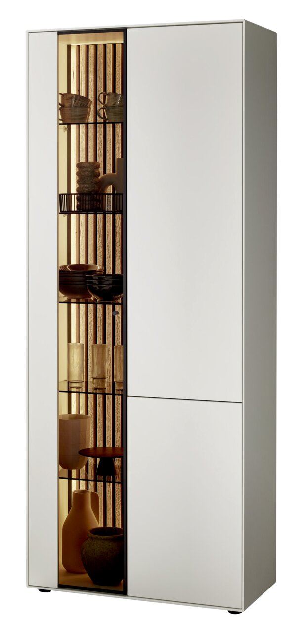 Johann Jakob Standvitrine LUCIANO Standvitrine mit Glas auf der linken Seite, beleuchtet, mit dekorativen Gegenständen, aus einer frontalen Perspektive.