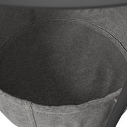 Nahaufnahme eines grauen Beistelltisches mit Stoffkorb, von oben betrachtet.