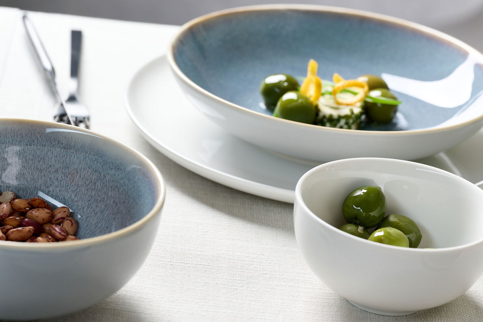 Beilagenschale Skagen 11cm mit grünen Oliven, seitliche Perspektive