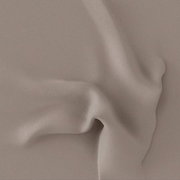 Nahaufnahme aus schräger Draufsicht: weich fallender, beigefarbener Stoff mit feiner, samtiger Struktur und Faltenwurf
