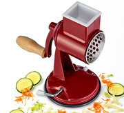 Rote Trommelreibe CLASSIC mit Holzgriff, seitliche Perspektive, umgeben von geriebenem Gemüse.