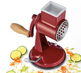 Rote Trommelreibe CLASSIC mit Holzgriff, seitliche Perspektive, umgeben von geriebenem Gemüse.