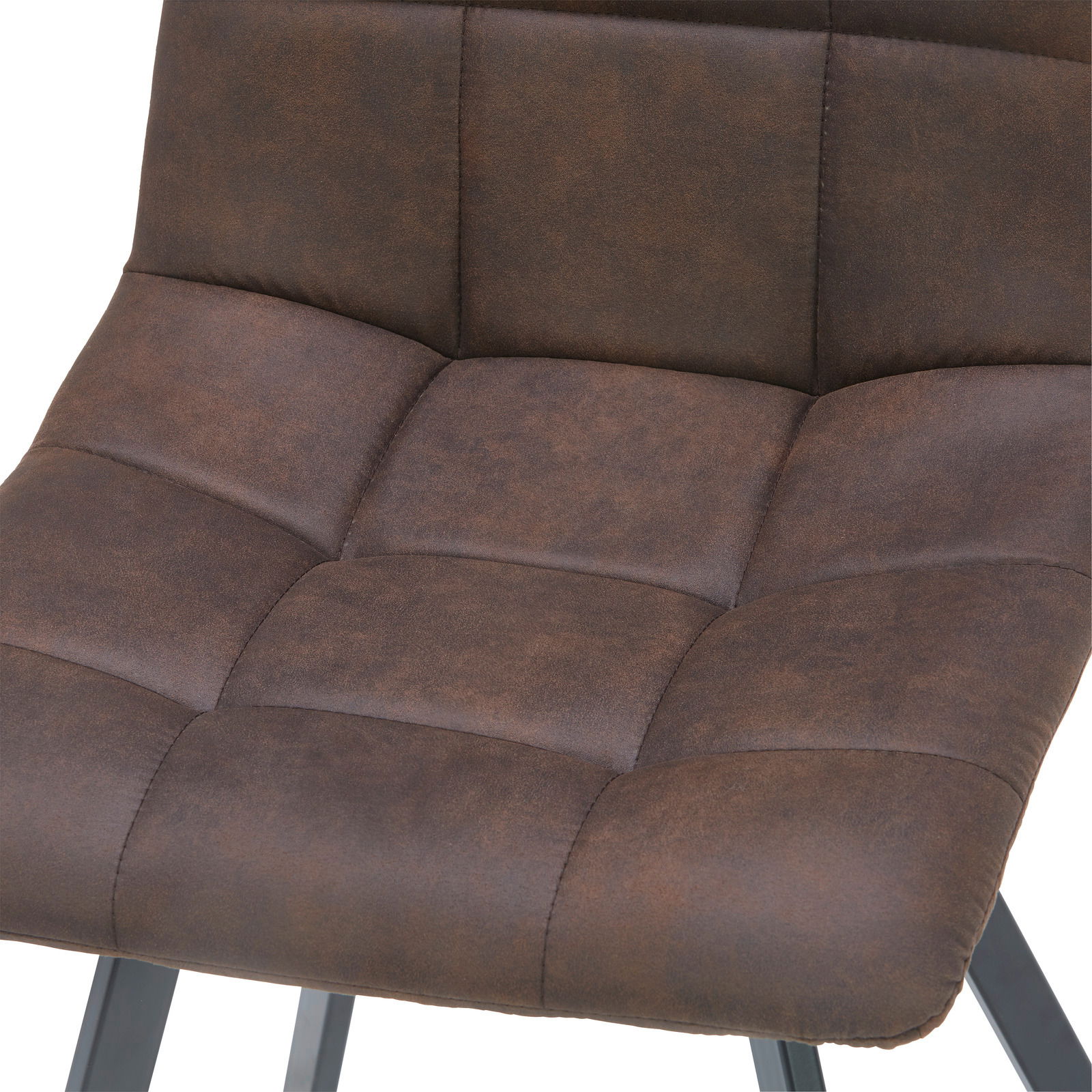 Nahaufnahme eines braunen, gepolsterten Stuhlsitzes mit quadratischer Steppung, seitliche Perspektive