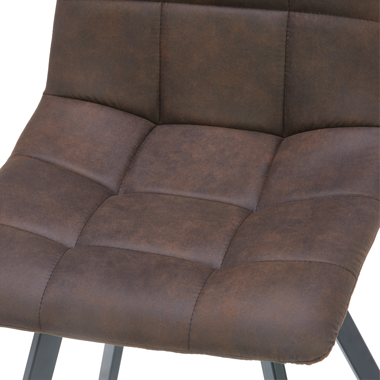 Nahaufnahme eines braunen, gepolsterten Stuhlsitzes mit quadratischer Steppung, seitliche Perspektive