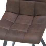 Nahaufnahme eines braunen, gepolsterten Stuhlsitzes mit quadratischer Steppung, seitliche Perspektive