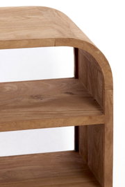 Close-up van een houten staande boekenkast met afgeronde hoeken, zijaanzicht