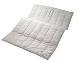 Ganzjahresbettdecke 155x220cm in weißer Farbe, aus der Vogelperspektive fotografiert