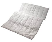 Ganzjahresbettdecke 155x220cm in weißer Farbe, aus der Vogelperspektive fotografiert