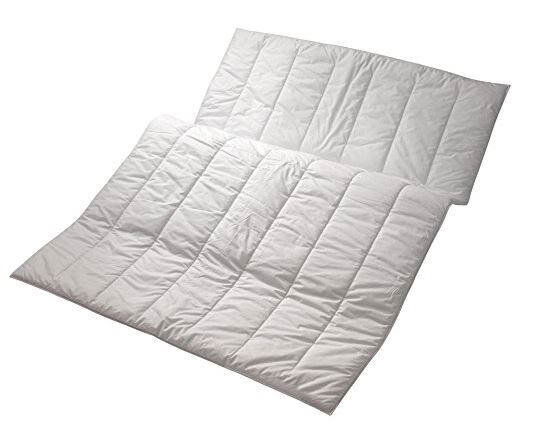 Ganzjahresbettdecke 155x220cm in weißer Farbe, aus der Vogelperspektive fotografiert