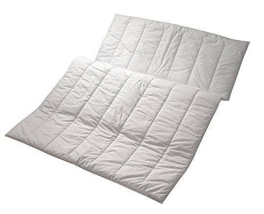 Ganzjahresbettdecke 155x220cm in weißer Farbe, aus der Vogelperspektive fotografiert