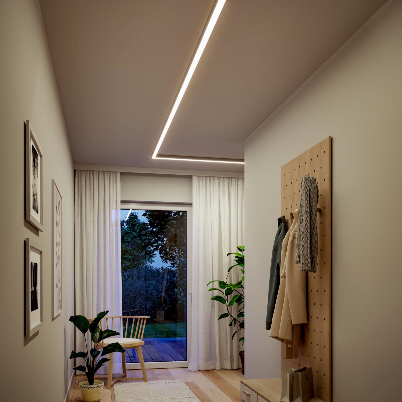 Moderne Flur-/Eingangsszene mit L-förmiger LED-Deckenlichtlinie in abgehängter Decke, Blick leicht von unten nach oben in den Raum; rechts Garderobenwand aus Holz mit Mänteln, links Bilderrahmen, vorne Pflanze und Stuhl vor bodentiefem Fenster mit Vorhäng
