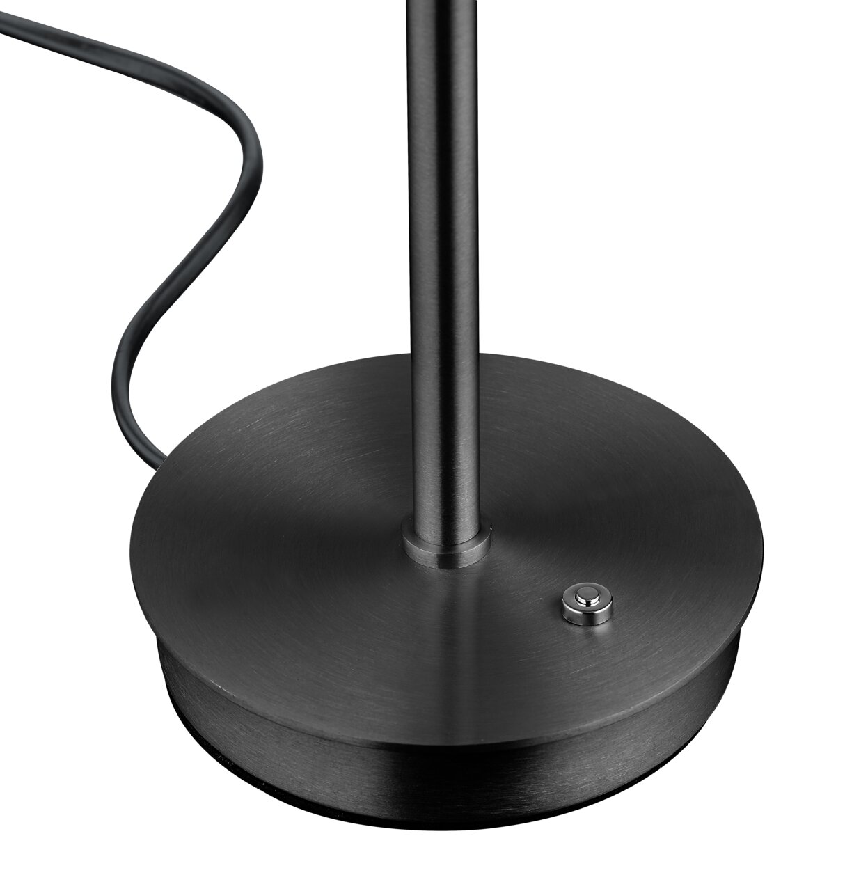 Close-up van de voet van een LED-tafellamp van zwart metaal, voorzien van een kabel en een schakelaar.