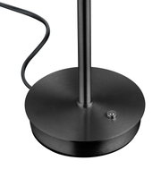 Close-up van de voet van een LED-tafellamp van zwart metaal, voorzien van een kabel en een schakelaar.