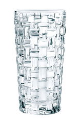 Nahaufnahme eines transparenten Trinkglases mit geflochtenem Design.