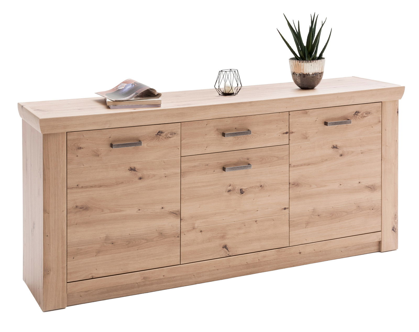 Holz-Sideboard mit drei Türen und einer Schublade, dekoriert mit einer Pflanze und einer Kerze, seitliche Perspektive