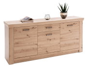 Holz-Sideboard mit drei Türen und einer Schublade, dekoriert mit einer Pflanze und einer Kerze, seitliche Perspektive