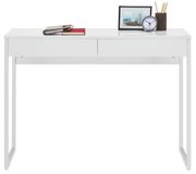 Moderner weißer Schreibtisch mit zwei Schubladen, darauf Bücher, ein gerahmtes Bild, eine Uhr und ein Stiftehalter, frontal betrachtet.