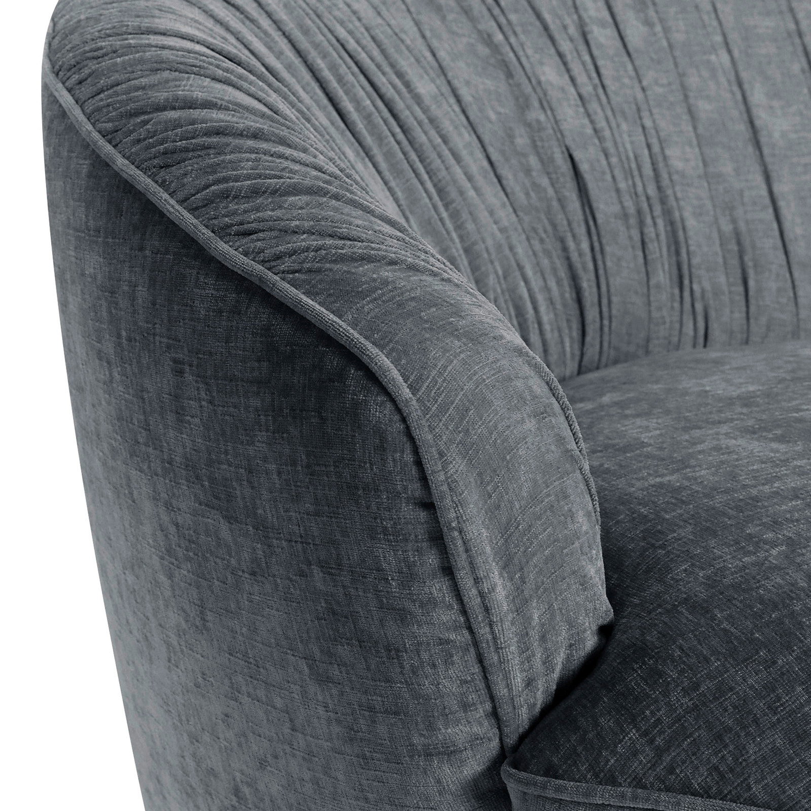 Nahaufnahme eines grauen, runden Megasofas mit weicher Polsterung und eleganten Falten im Stoff, seitliche Perspektive.