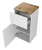 Unterschrank mit einer offenen Schublade und einer geöffneten Tür, aus weißem Material mit einer Holzoberfläche, Perspektive von oben.