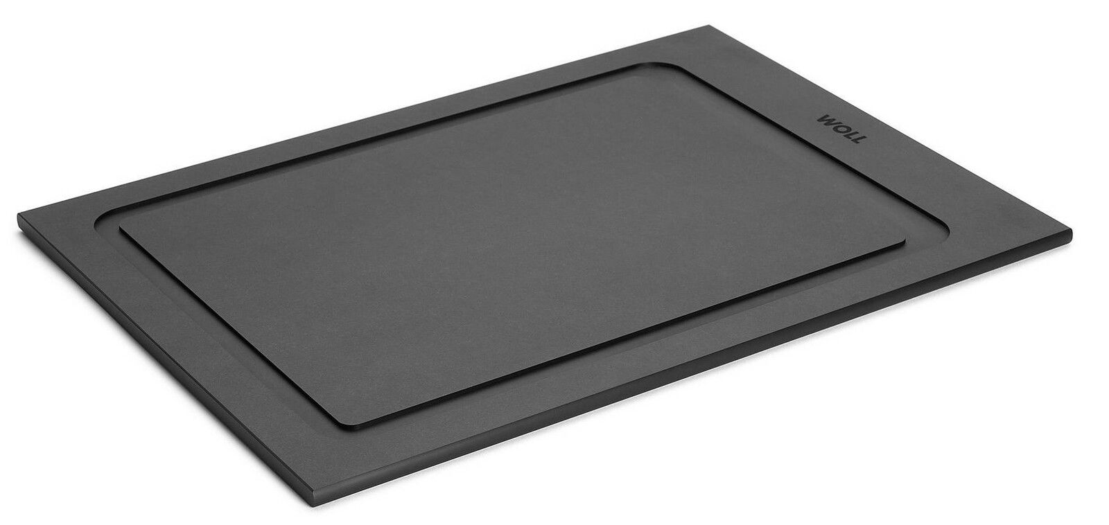 Schwarzes Schneidebrett aus Kunststoff, rechteckig, in einer leicht schrägen Perspektive fotografiert.