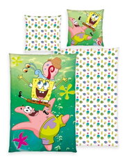 Renforcé-Bettwäsche-Set mit fröhlichen Cartoon-Charakteren auf grünem Hintergrund, inklusive Kissenbezüge mit buntem Muster. Draufsicht auf das Set.